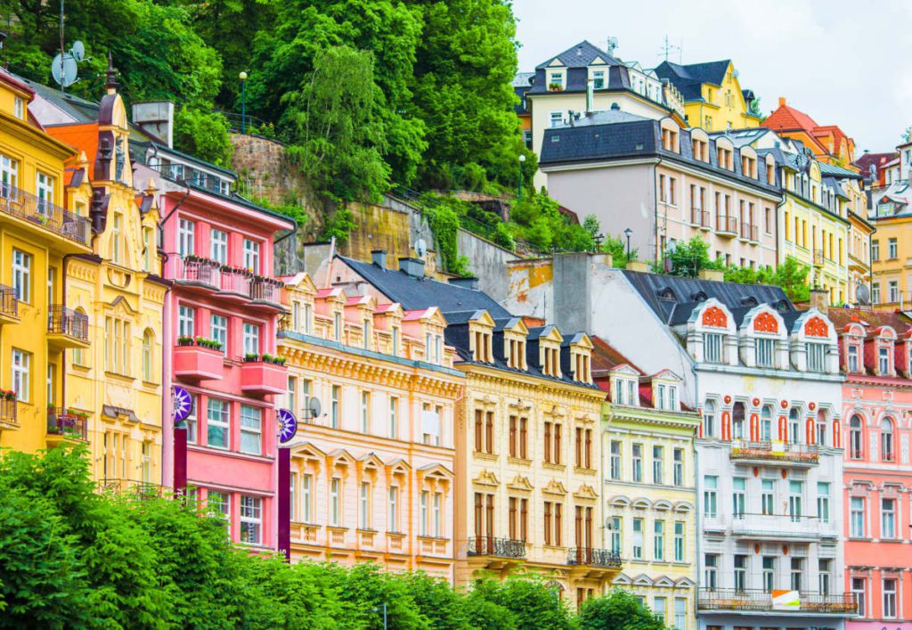 colorful-hotels-and-traditional-buildings-on-sunny-2022-03-30-00-27-12-utc-1024x707 Karlovy Vary Gezilecek Yerler