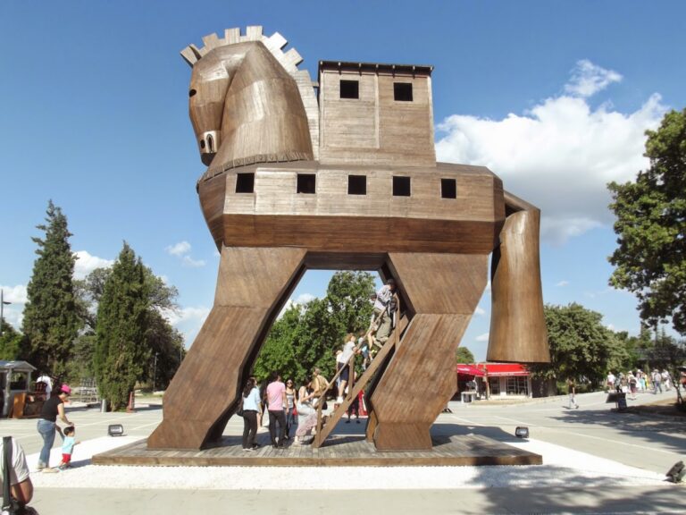 Truva Antik Kenti Gezi Rehberi: Tarihi, Efsaneleri ve Görülecek Yerler